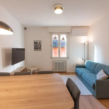 Housmart Corte Galluzzi 7/2 Lägenhet *